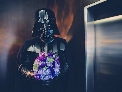 darth vader, kezében egy csokor virággal