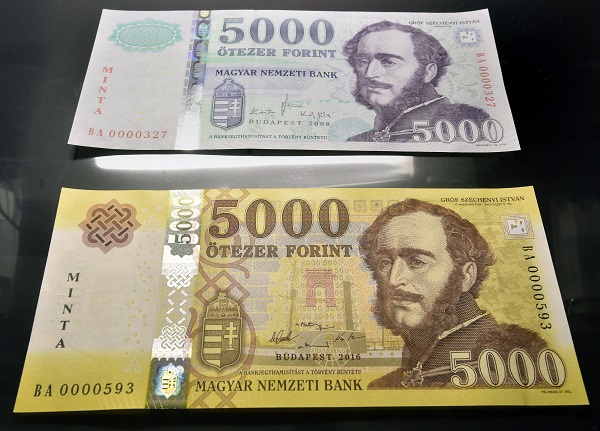 Budapest, 2016. november 14. Az új 5000 forintos bankjegy mintája (alul) az azonos címletû jelenlegi bankjegy mellett a Magyar Nemzeti Bank (MNB) fõvárosi székházában tartott sajtótájékoztatón 2016. november 14-én. Megújulnak a 2000 és az 5000 forintos címletû bankjegyek, az új bankók november 15-étõl válnak törvényes fizetõeszközzé, de a készpénzforgalomban csak 2017. március 1-jétõl lehet találkozni velük. A jelenlegi bankjegyek 2017. július 31-ig maradnak a készpénzforgalomban. MTI Fotó: Máthé Zoltán