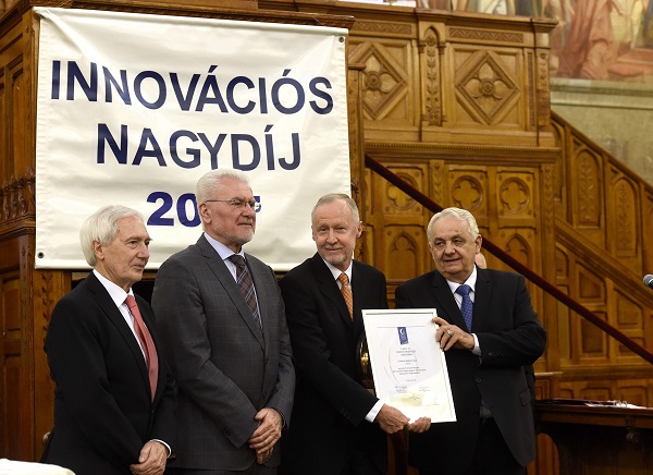 Závodszky Péter, a Magyar innovációs Alapítvány elnöke (b), Pálinkás József, a Nemzeti Kutatási, Fejlesztési és Innovációs Hivatal (NKFIH) elnöke (b2), Bogsch Erik, a 2017. évi Innovációs Nagydíjjal elismert Richter Gedeon Nyrt. elnöke, Széchenyi-díjas vegyészmérnök (b3) és Latorcai János, az Országgyűlés KDNP-s alelnöke (b4) a 26. Magyar Innovációs Nagydíj ünnepélyes átadásán - Kép: MTI Fotó: Bruzák Noémi